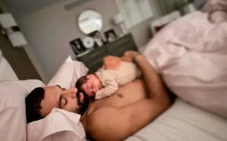 محمد صلاح يشارك جمهوره صورة مميزة مع ابنه ليل لأول مرة