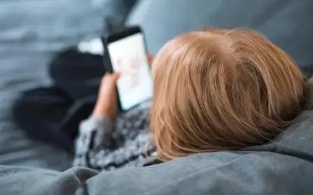 الحل الأمثل لاستخدام الأطفال للهواتف المحمولة: كيف نتغلب على قاعدة “الممنوع مرغوب”