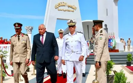 محافظ مطروح وقائد المنطقة الغربية العسكرية ومدير الأمن يكرمون الجندي المجهول بإكليل الزهور