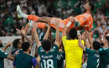 ممر شرفي للعويس البطل يزين مباراة كلاسيكو الهلال والاتحاد