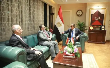 وزير الصحة يناقش مع الوزير العراقي توطين الأدوية وتبادل الخبرات في تشغيل المستشفيات