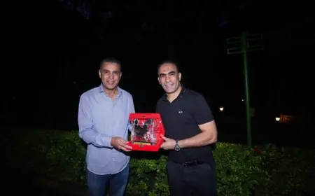 سيد عبد الحفيظ يكرم السفير المصري في أوغندا بدرع الأهلي المميز