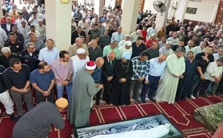 تشييع جثمان محمد قاياتي رئيس تحرير حقائق وأسرار في الفيوم مصطفى بكري يقود المشيعين
