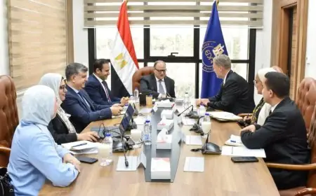رئيس هيئة الدواء يناقش مع إيست فارما تعزيز الاستثمارات وتوطين صناعة الأدوية في مصر