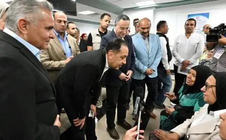 طفلة تطلب نظارة طبية ومدبولي يستجيب خلال جولة في السويس