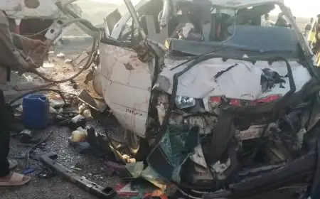 رئيس الوزراء يراقب عن كثب تطورات حادث تصادم مروع بين ميكروباص وشاحنة على الطريق الأوسطي