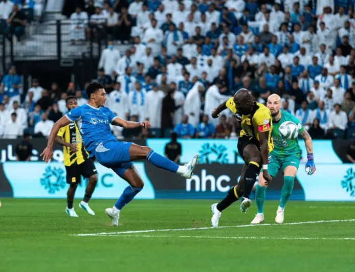 الهلال ينتصر على الاتحاد بثلاثية ويتصدر الدوري السعودي في الكلاسيكو المثير