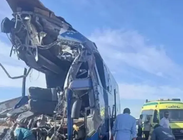 حادث مروع على طريق أسيوط الغربي يودي بحياة 12 شخصاً ويصيب 30 آخرين والصحة تسرع بـ28 سيارة إسعاف للإنقاذ