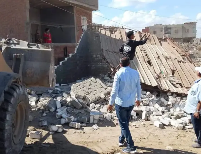 محافظ بورسعيد يأمر بتكثيف الحملات لإزالة الإشغالات والمخالفات وتحسين الخدمات في المدينة