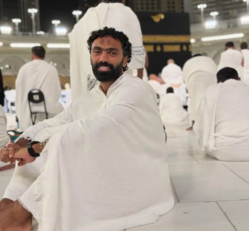 حسين الشحات يقوم بأداء مناسك العمرة المباركة