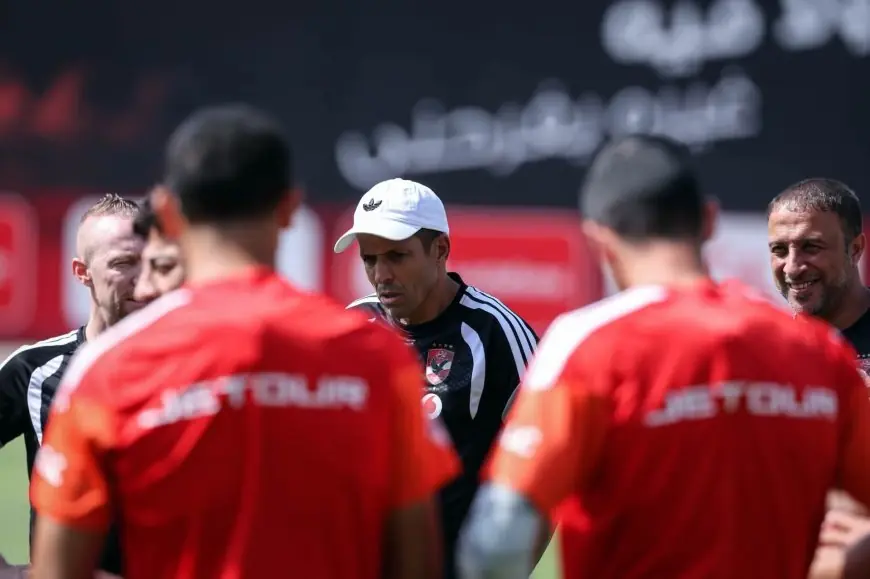 عموتة يلقي محاضرة تحفيزية في تدريبات الأهلي وثلاثي الفريق يستمر في برنامج التأهيل