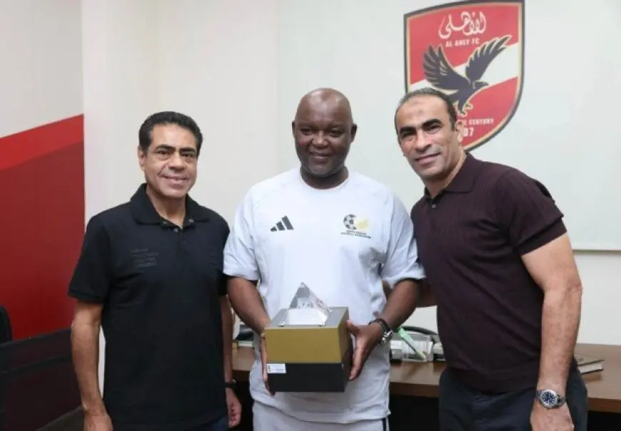 “تكريم موسيماني قبل مباراة مصر وجنوب إفريقيا في نهائي القرن | «صور»”