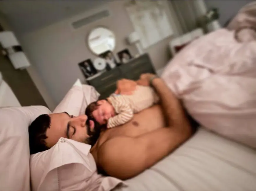 محمد صلاح يشارك جمهوره صورة مميزة مع ابنه ليل لأول مرة