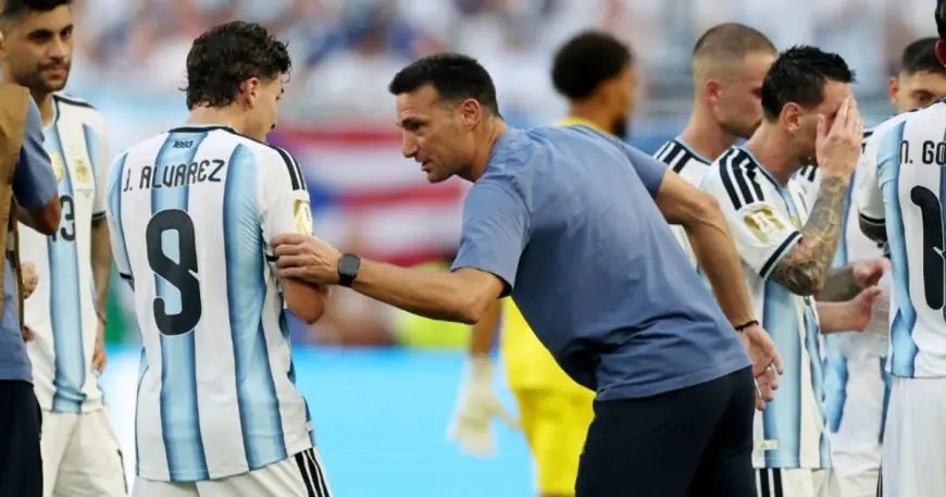 سكالوني يحث أتلتيكو مدريد على رفع معنويات خوليان ألفاريز بعد فترة اضطراب