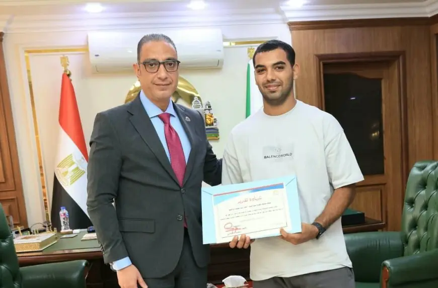 محافظ الجيزة يحتفي ببطل أنقذ طفلا من السقوط المميت بالطابق الثالث في أرض اللواء