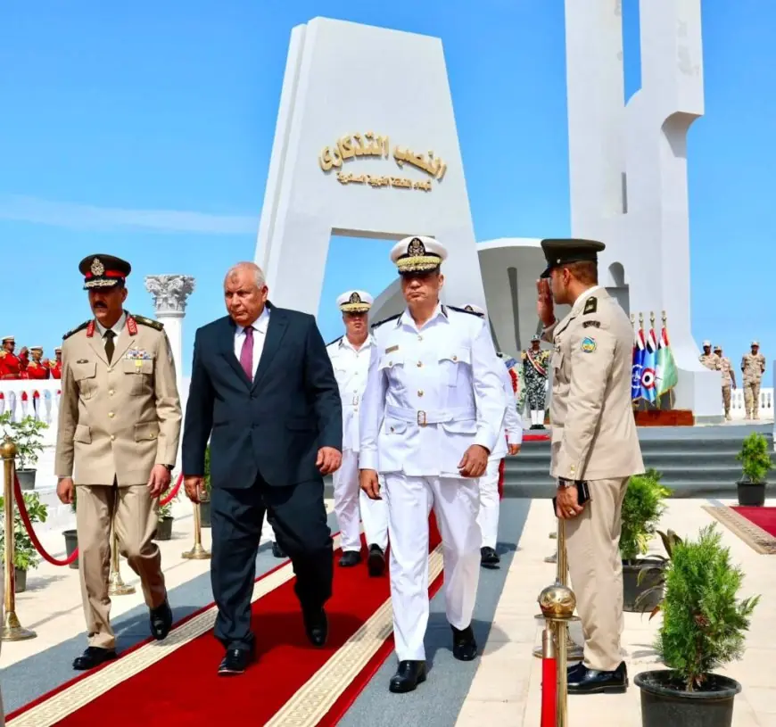 محافظ مطروح وقائد المنطقة الغربية العسكرية ومدير الأمن يكرمون الجندي المجهول بإكليل الزهور