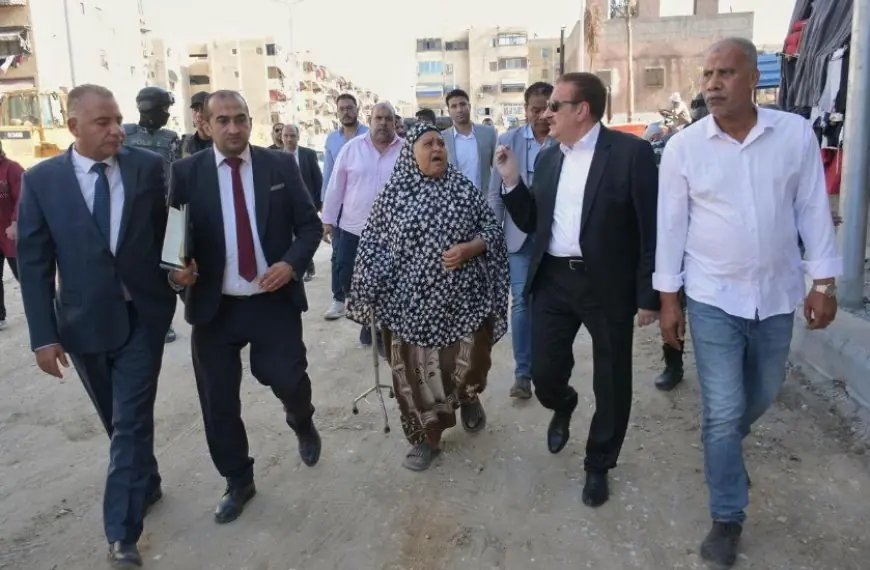 محافظ بورسعيد يتدخل فورًا لمساعدة سيدة تطلب العون لعلاج حفيدها المصاب بالشلل الدماغي خلال جولته الميدانية