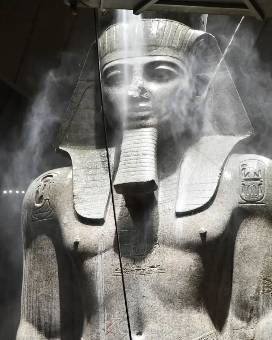المتحف المصري الكبير يكشف تفاصيل تنظيف تمثال رمسيس الثاني العريق