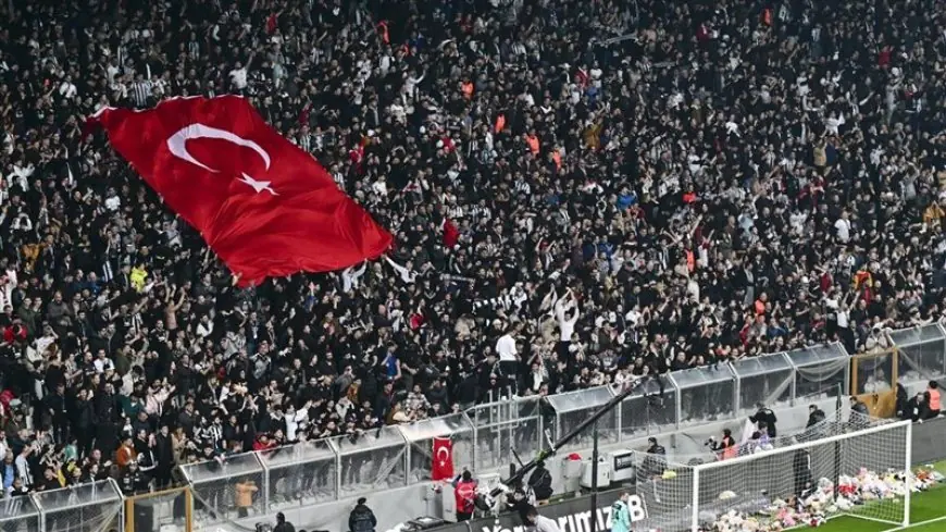 جماهير بشكتاش تحتفل بالعودة إلى ملعب طرابزون سبور بعد حظر دام 6 سنوات