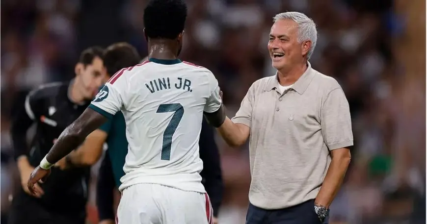 مورينيو يكشف سر تحسن علاقة فينيسيوس بجماهير ريال مدريد