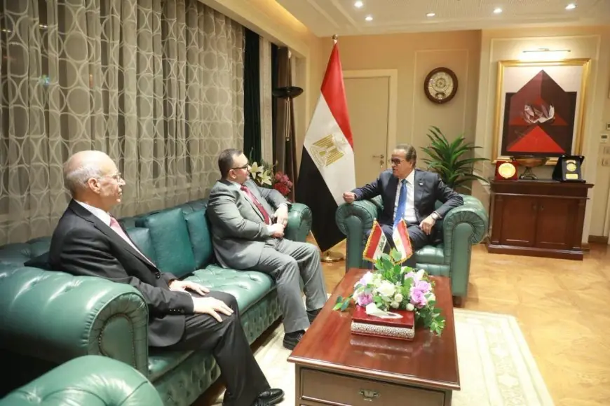 وزير الصحة يناقش مع الوزير العراقي توطين الأدوية وتبادل الخبرات في تشغيل المستشفيات