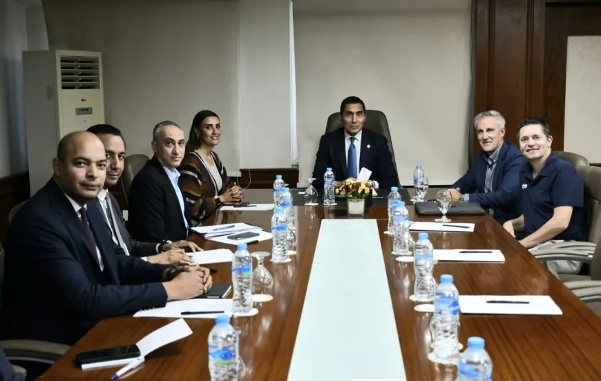 لقاء مميز بين وزير الرياضة والرئيس التنفيذي لرابطة محترفي الإسكواش العالمية