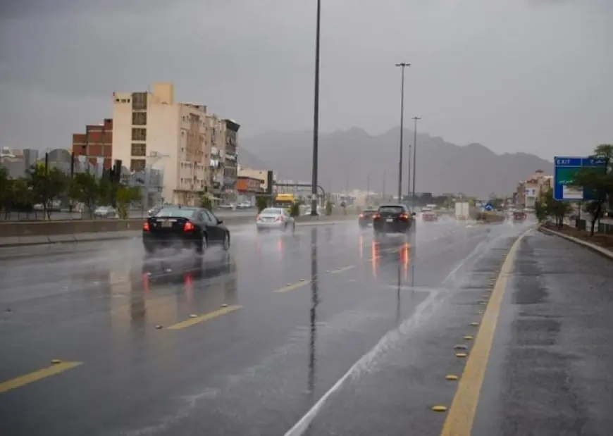 توقعات الطقس ليوم الجمعة: هطول أمطار متفاوتة الشدة ورياح نشطة تجتاح معظم المناطق