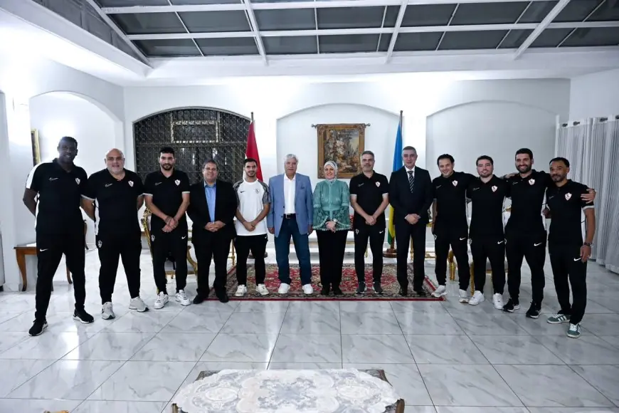 بعثة الزمالك تحتفل بالفوز على الجيش الرواندي وتلبي دعوة السفيرة المصرية