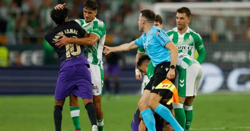 بيرنال لاعب بيتيس يندم على الطرد والهزيمة أمام برشلونة