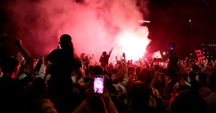 جمهور برشلونة يهز شوارع باريس بهتافات “سيرجي روبرتو”