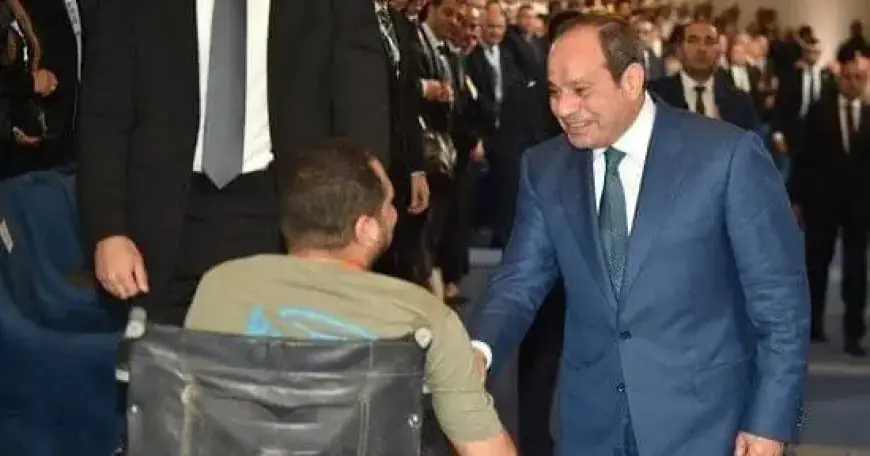 قصة إنسانية ملهمة: الرئيس السيسي يحقق حلم مواطن من متحدي الإعاقة بمصافحته