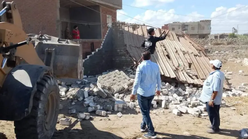 محافظ بورسعيد يأمر بتكثيف الحملات لإزالة الإشغالات والمخالفات وتحسين الخدمات في المدينة