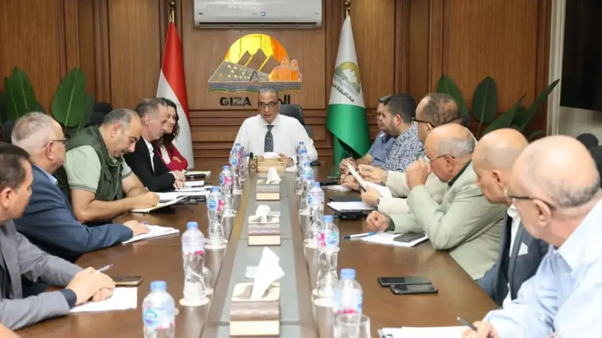 محافظ الجيزة يستعرض حلول فورية لحل تعارض المرافق مع مشروعات الرصف في حدائق الأهرام