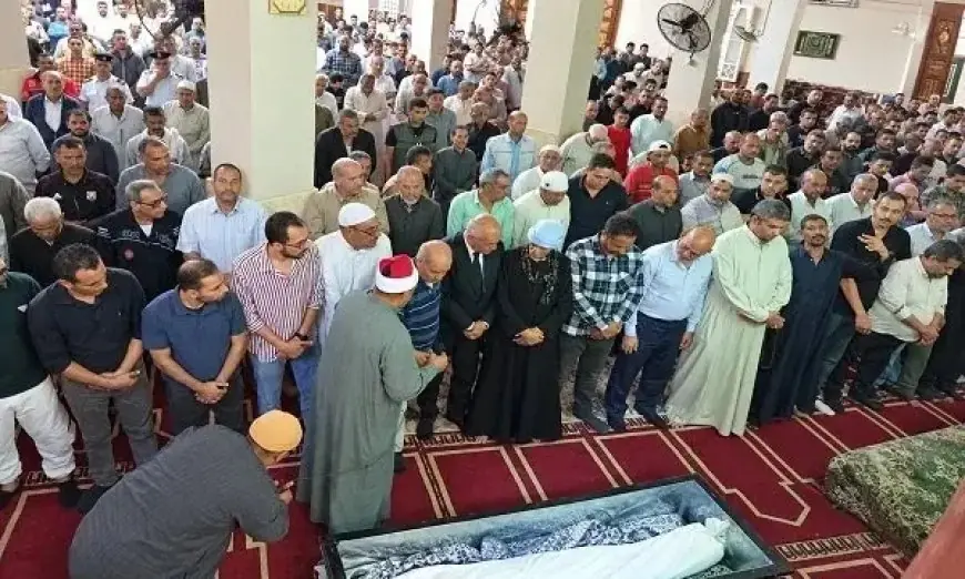 تشييع جثمان محمد قاياتي رئيس تحرير حقائق وأسرار في الفيوم مصطفى بكري يقود المشيعين