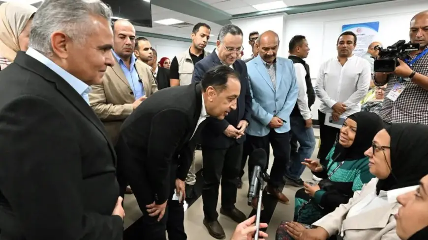طفلة تطلب نظارة طبية ومدبولي يستجيب خلال جولة في السويس