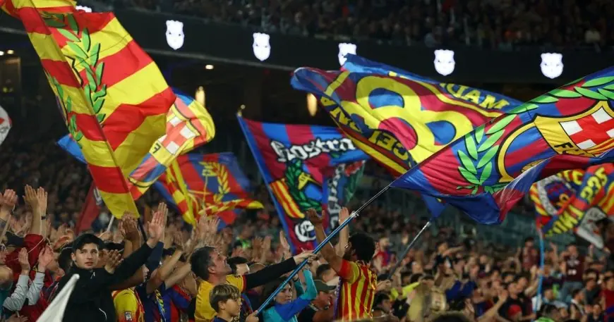 فضيحة تنظيف الأرض بعلم برشلونة تشعل غضب مشجعي الفريق